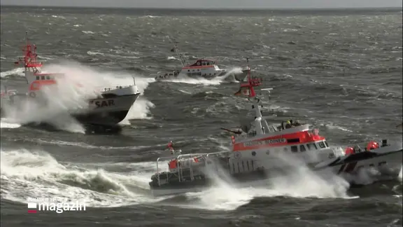 Drei Schiffe der Seenotrettung auf dem Meer.