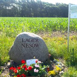 Gedenkstein mit Inschrift.