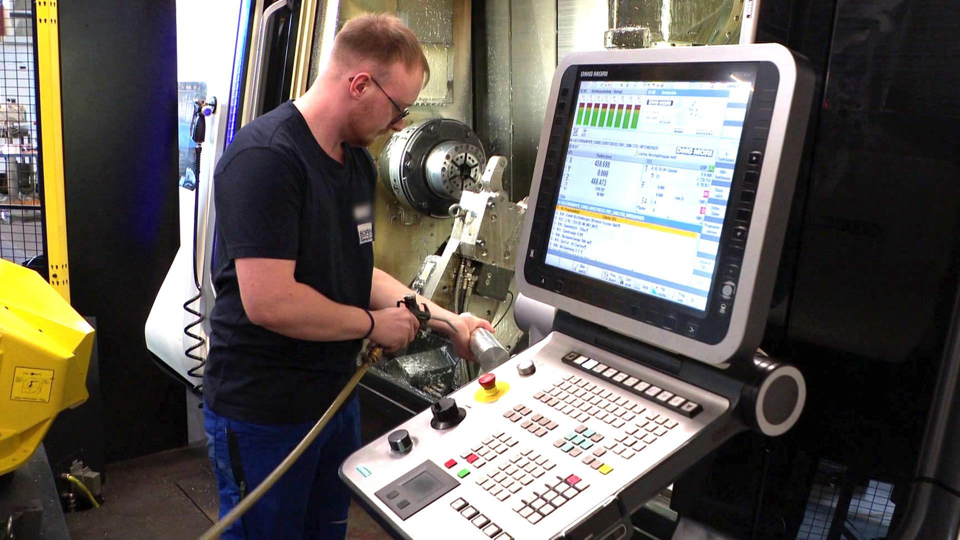 Einblick in eine niedersächsische Firma für Gewinde-Komponenten. | NDR