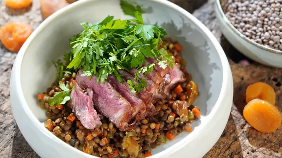 Lamm-Tajine mit Gemüse, Backpflaumen und Mandeln | ndr.de Lamm-Tajine mit Gemüse, Backpflaumen und Mandeln | ndr.de
