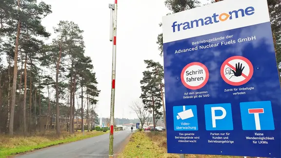 eine Einfahrt zur Brennelementefabrik in Lingen
