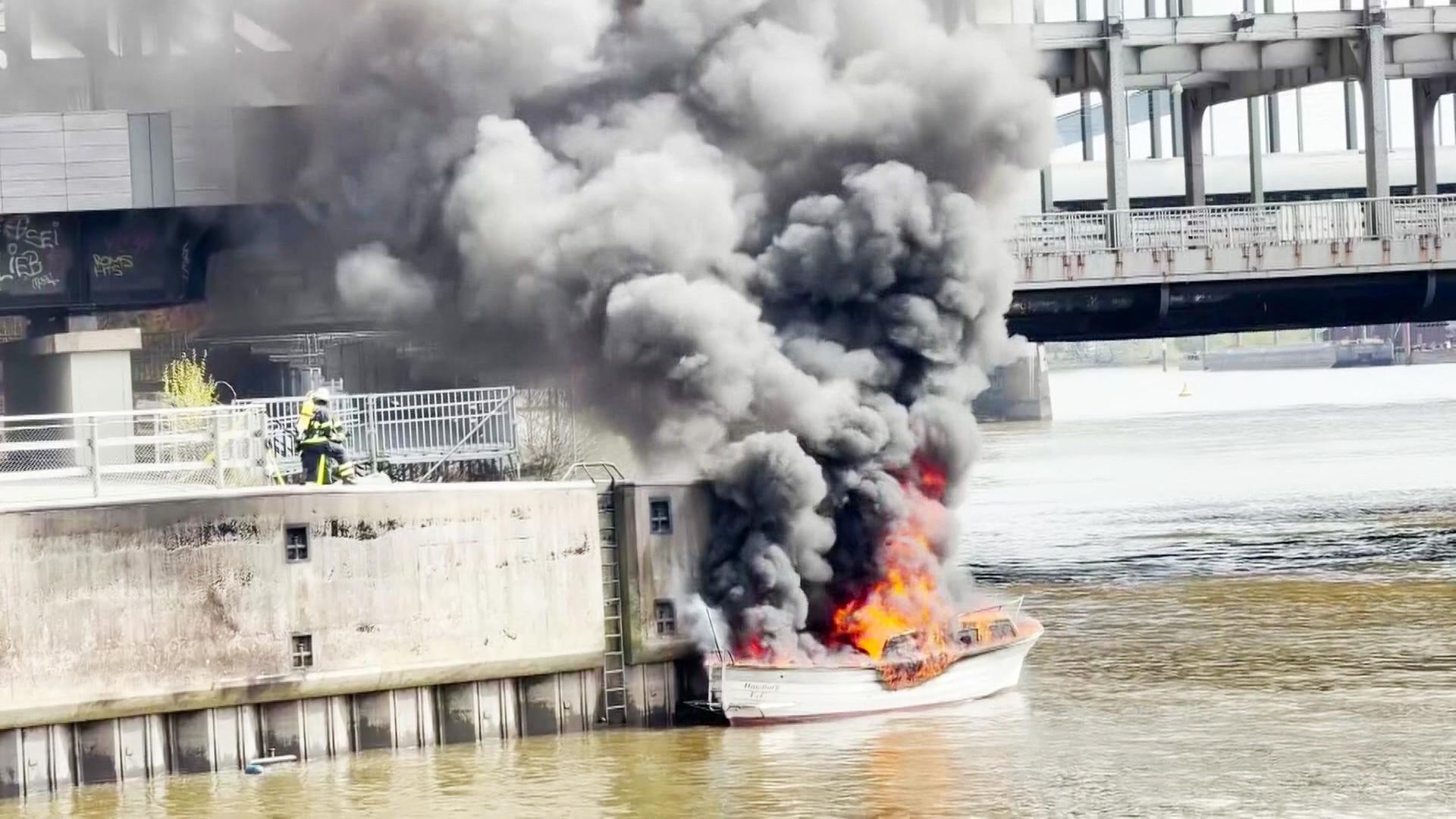 Sportboot brennt im Hamburger Hafen aus – Rauch über der Elbe