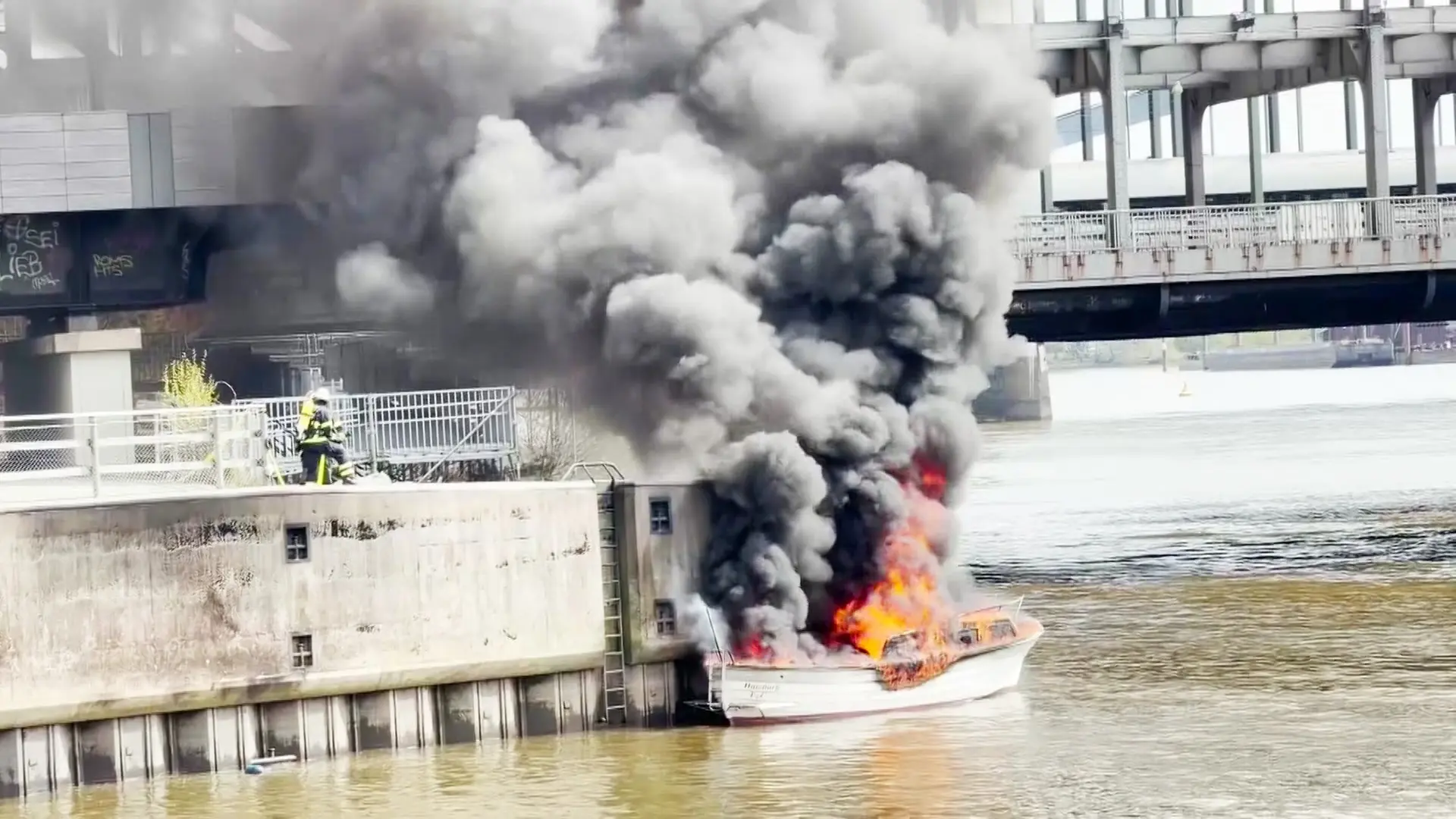Sportboot brennt im Hamburger Hafen aus - Rauch über der Elbe