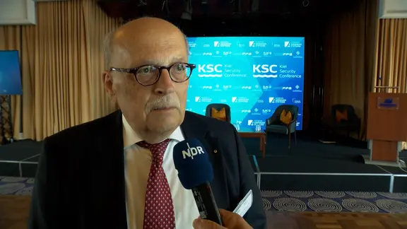 Professor Joachim Krause vom Institut für Sicherheitspolitik an der Uni Kiel gibt ein interview