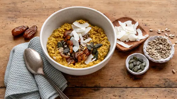Eine Schale mit Porridge, darauf Dattelstückchen und Kerne. | NDR, Claudia Timmann Eine Schale mit Porridge, darauf Dattelstückchen und Kerne.