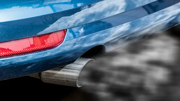 Aus dem Auspuff eines Autos strömen Abgase. | Colorbox, Wolfgang Zwanzger Aus dem Auspuff eines Autos strömen Abgase.