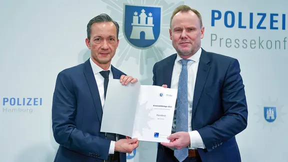 Hamburgs Innensenator Andy Grote (r.) und Polizeipräsident Falk Schnabel präsentieren die Kriminalstatistik 2023.