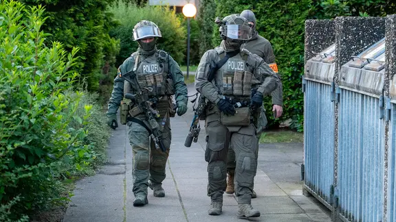 Drei Polizisten des Sondereinsatzkommandos (SEK)