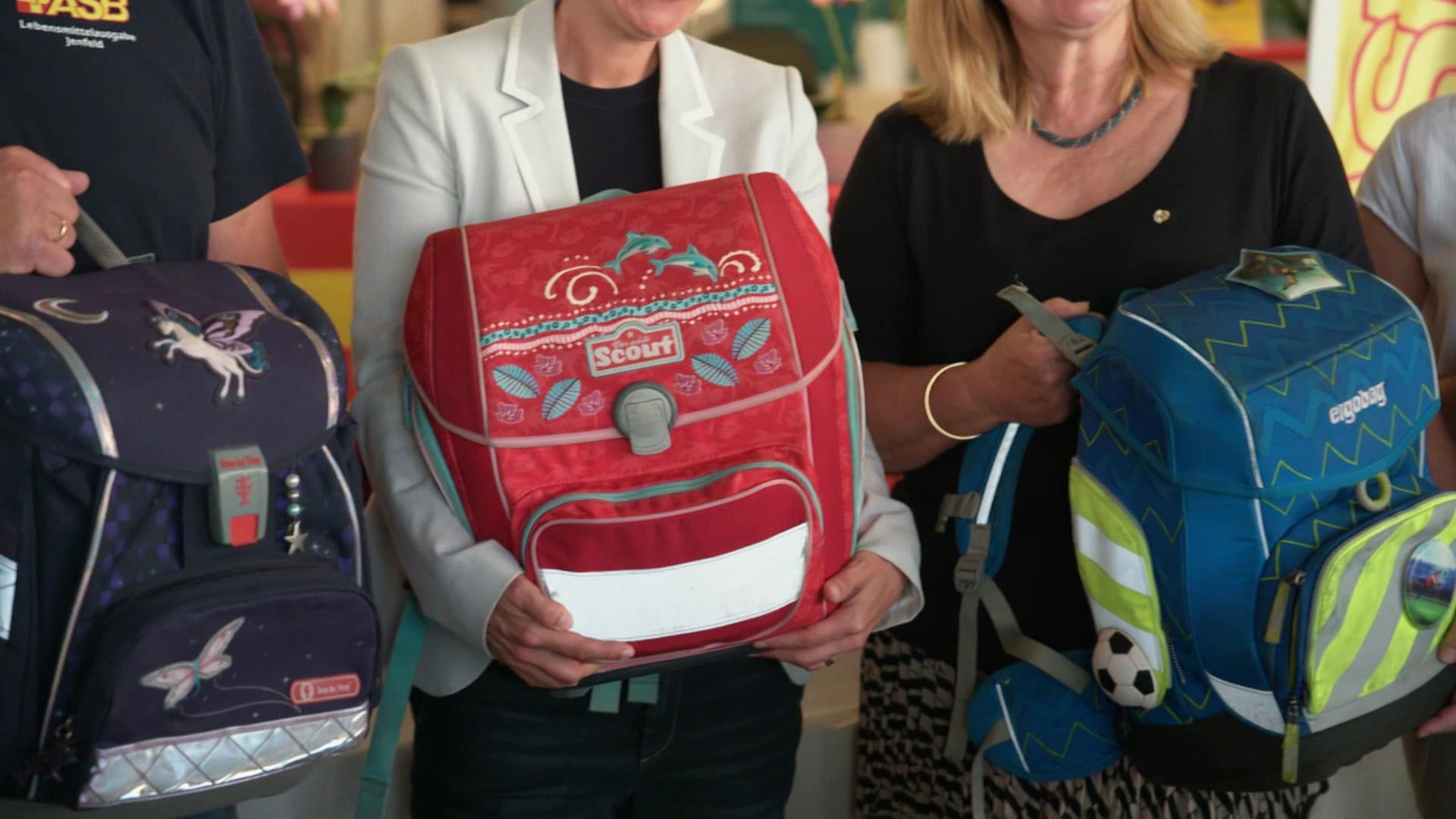 Hunderte Schulkinder aus Hamburg bekommen Ranzen geschenkt