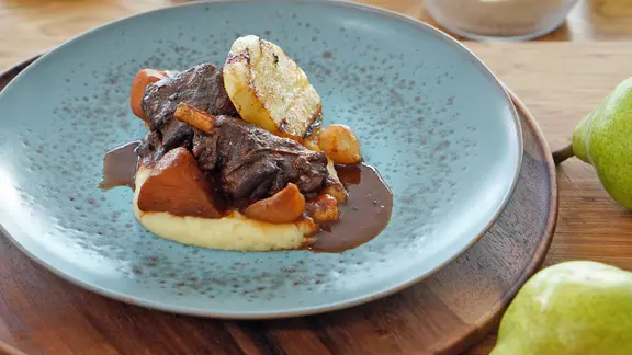 Ein Teller mit Hasenpfeffer, Pastinaken-Püree und gegrillten Birnen | NDR, Florian Kruck Ein Teller mit Hasenpfeffer, Pastinaken-Püree und gegrillten Birnen