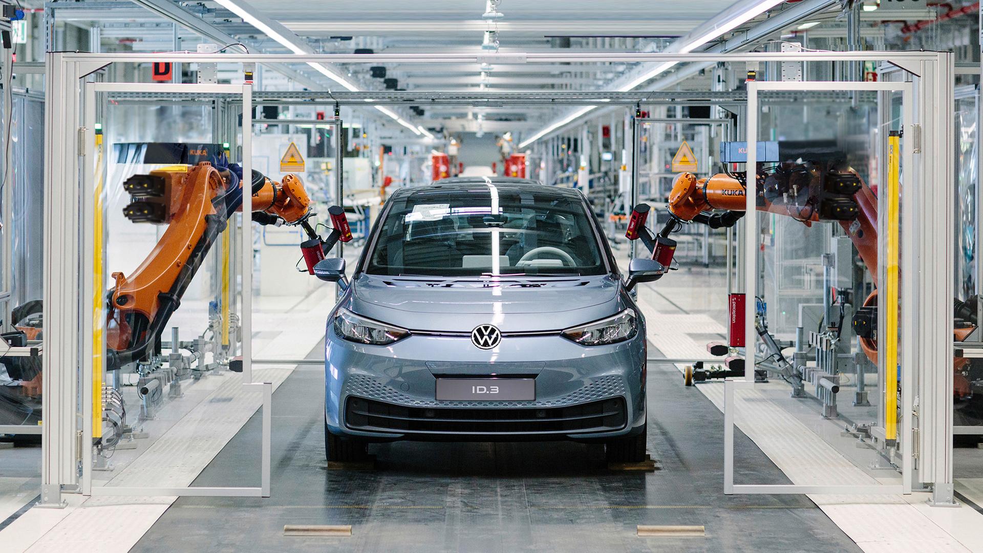 In einer Produktionsstraße von Volkswagen wird das Elektroauto ID.3 hergestellt. | Volkswagen AG