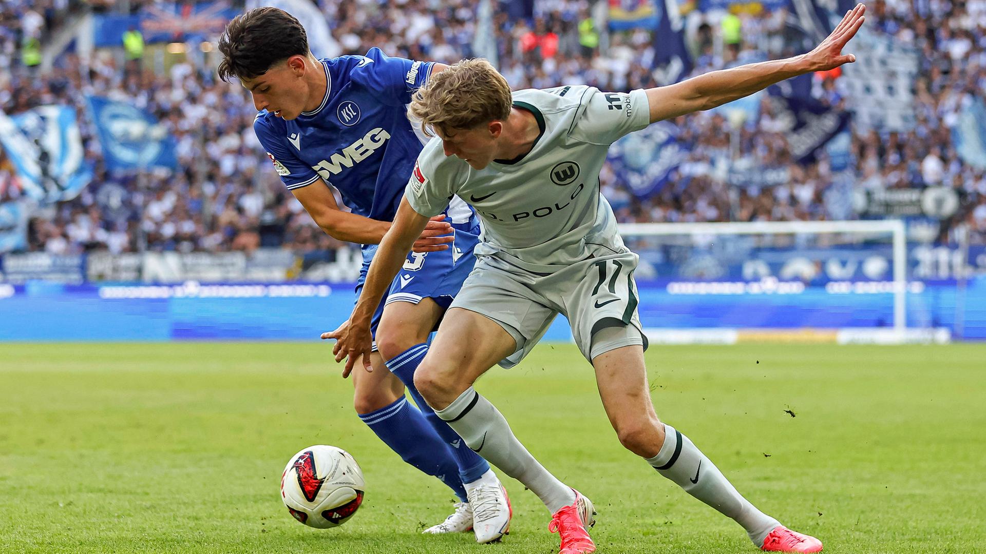 Alexander Bernhardsson vom VfL Wolfsburg (r.) und Deniz Ofli vom Karlsruher SC | IMAGO / DeFodi Images