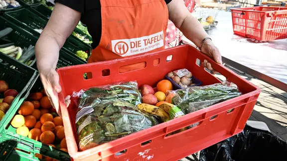 Die Tafeln sind wichtige Anlaufstellen für Menschen in Not. | picture-alliance/dpa, Felix Kästle Die Tafeln sind wichtige Anlaufstellen für Menschen in Not.