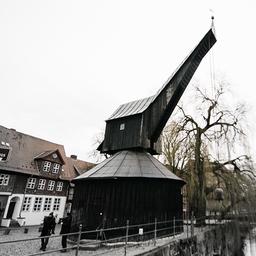 Ein alter Kran im Lüneburger Hafenviertel.