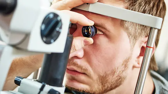 Ein Patient wird beim Augenarzt untersucht.