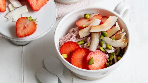 Ein Schälchen mit einem Erdbeermüsli.