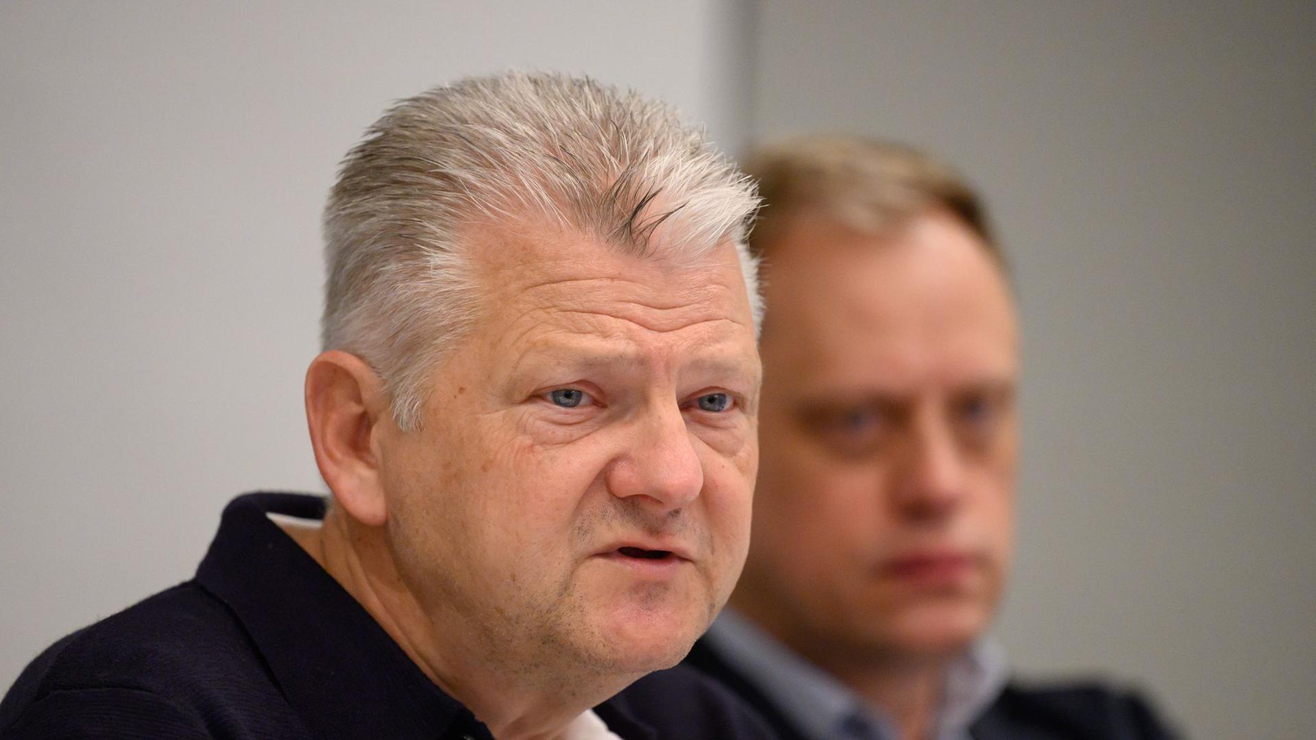 Stefan Politze (l), Vorsitzender der SPD-Landtagsfraktion, spricht bei der Abschluss-Pressekonferenz nach der Klausurtagung der SPD-Landtagsfraktion. Daneben sitzt Wiard Siebels, Parlamentarischer Geschäftsführer der SPD-Fraktion im Niedersächsischen Landtag. | picture alliance / dpa, Swen Pförtner
