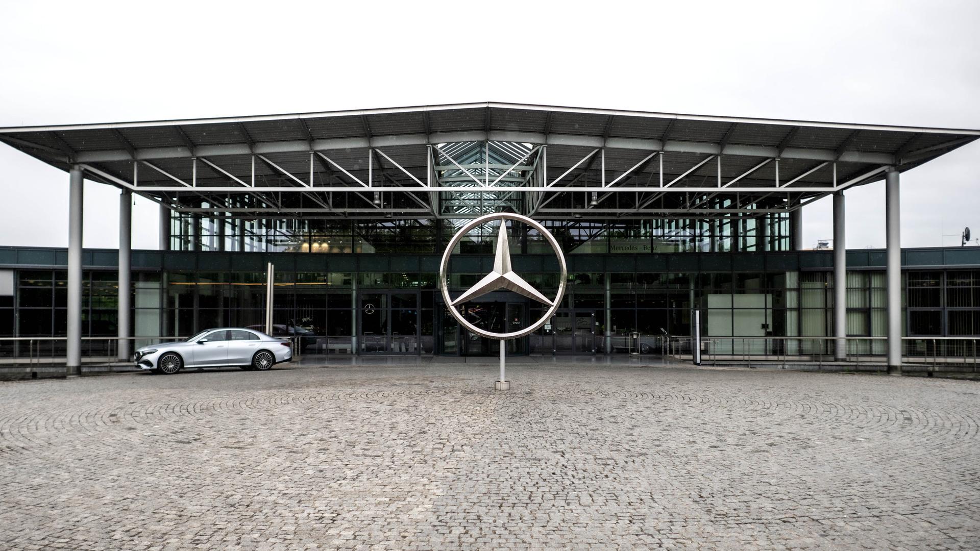 Das Mercedes-Benz Werk Bremen in Außenansicht, davor steht ein großes Mercedes-Stern.  | picture alliance/dpa | Sina Schuldt
