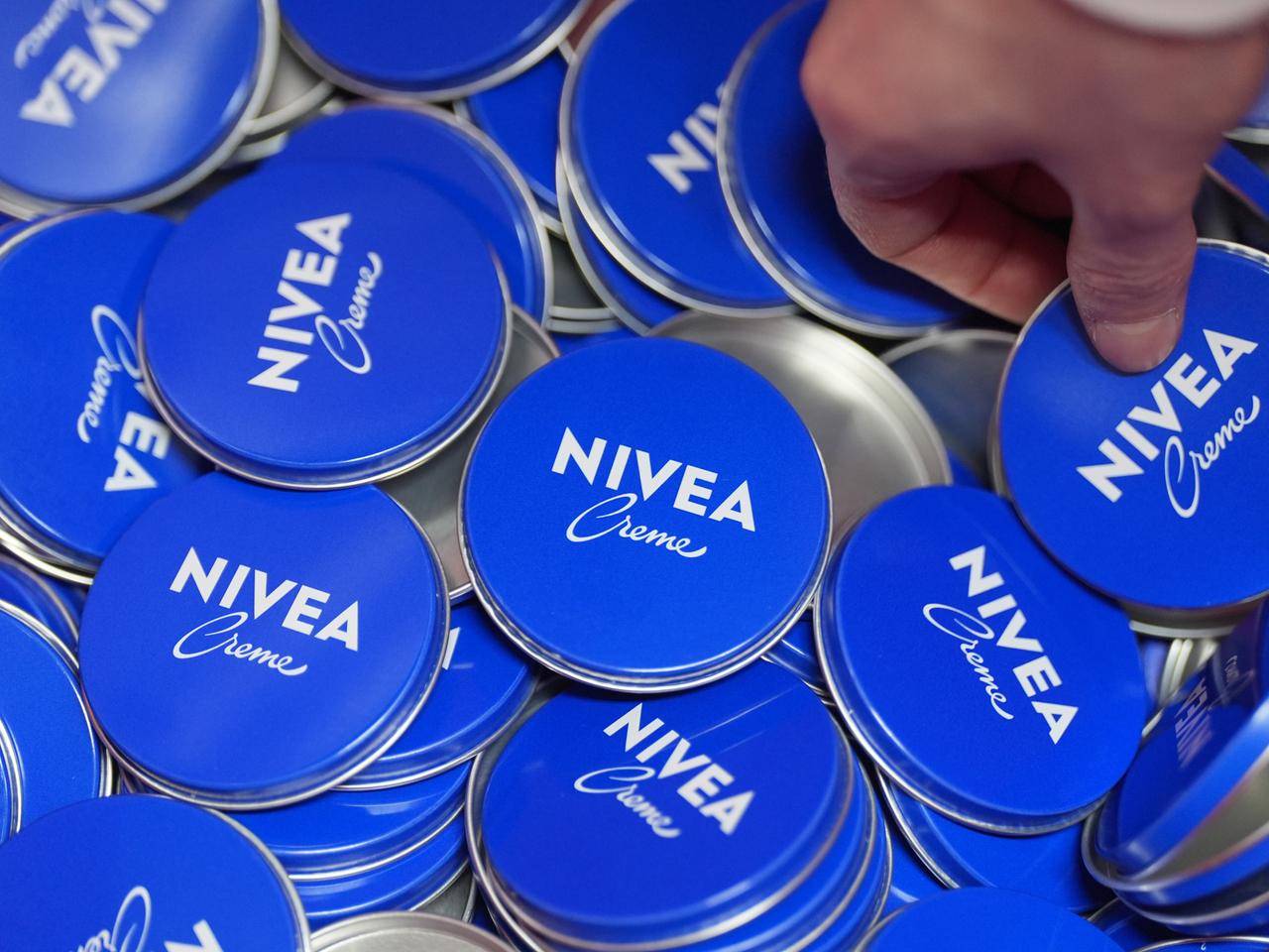 Ikonisches Design: Blaue Nivea-Dose erobert ab 1925 die Welt | ndr.de