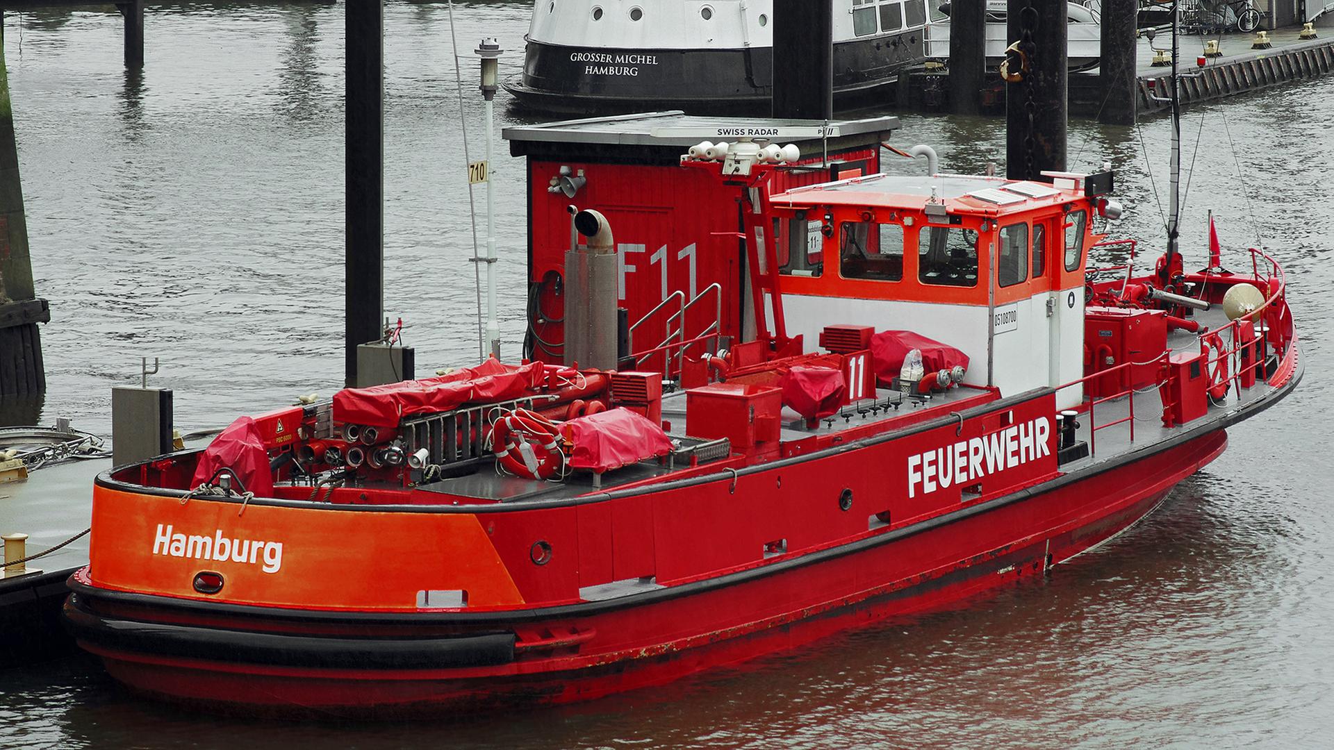 Sportboot gerät in der Hafencity in Brand – drei Verletzte