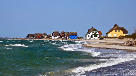 Die Buchungslage in Heiligenhafen liegt in etwa auf dem Niveau des Vorjahres. Laut Tourismusagentur sehr beliebt: Unterkünfte mit Meerblick, Wellnessangebot oder Nähe zur Promenade. | NDR, Uwe Bahn Strand und Häuser auf der Halbinsel Graswarder in Heiligenhafen.