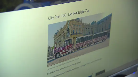 Ein elektrischer Zug ist auf einem Bildschirm zu sehen.