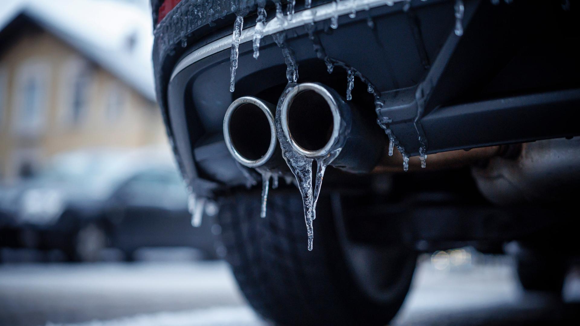 Eiszapfen hängen am Auspuff eines vereisten Autos. | picture alliance / photothek.de | Thomas Trutschel