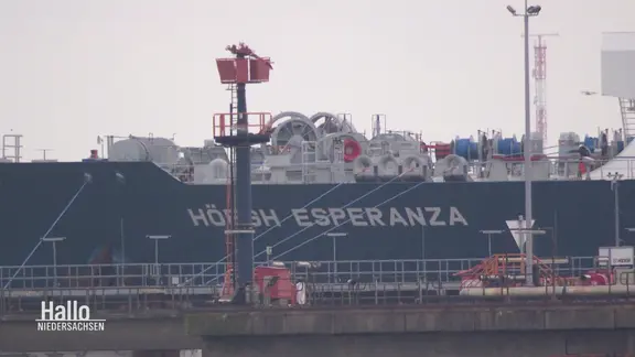 Ein größeres LNG-Schiff mit der Aufschrift "HÖEGH ESPERANZA" liegt an einer Kaimauer.