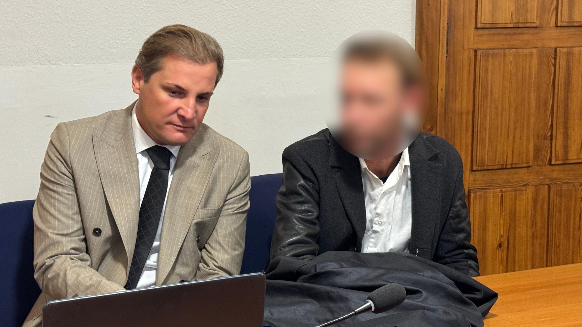 Christian B. sitzt neben seinem Anwalt Friedrich Fülscher in einem Gerichtssaal im Landgericht Oldenburg  | NDR, Thomas Stahlberg