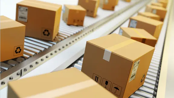 Viele Pakete auf einem Laufband.