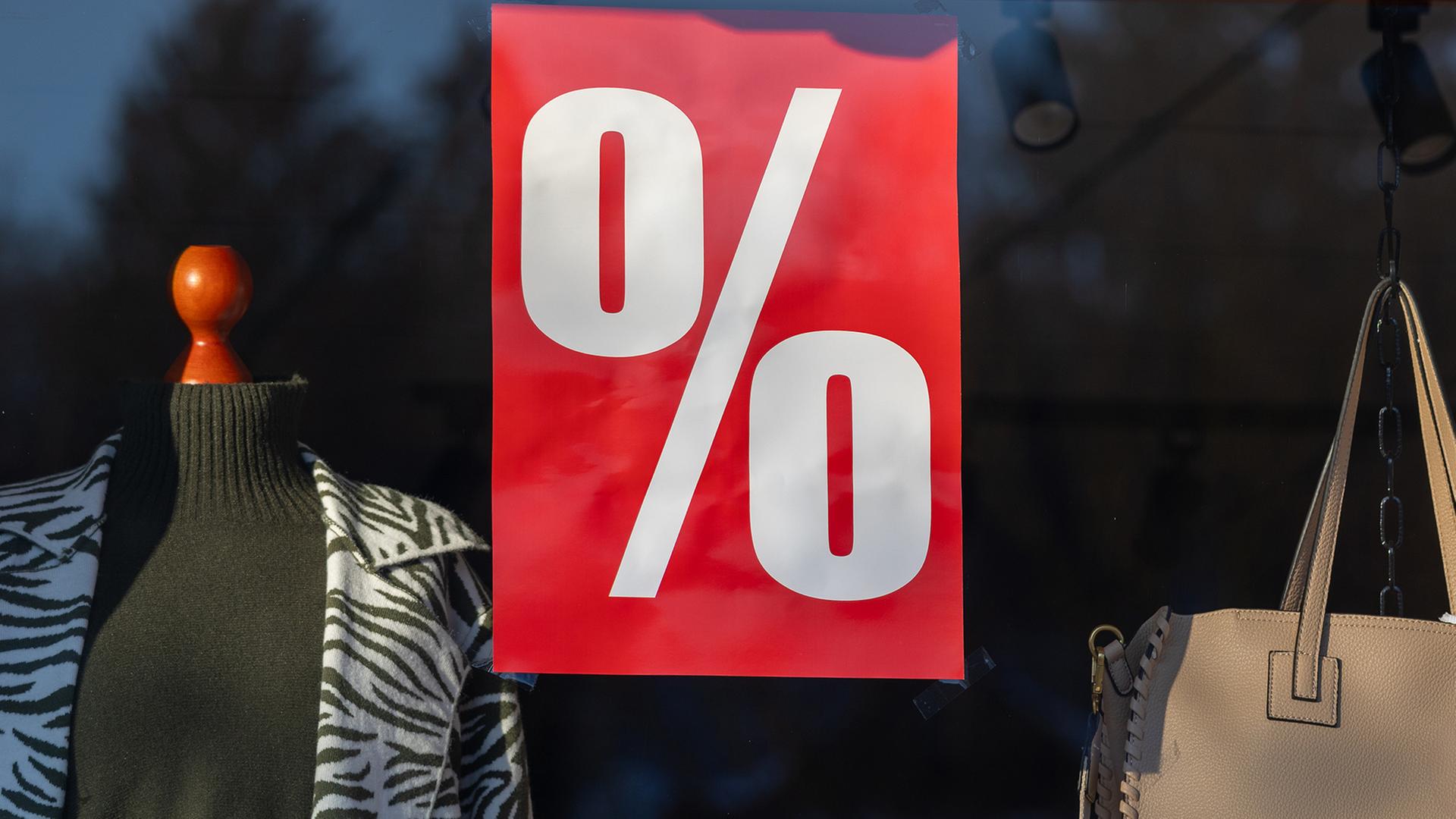 Ein Rabatt-Schild im Schaufenster eines Ladens. | Colourbox, #347369