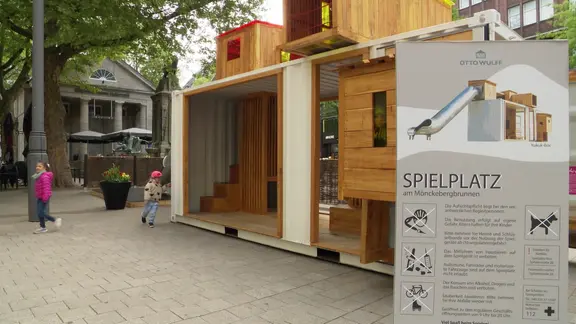 Spielcontainer am Mönckebrunnen in der Hamburger Innenstadt.