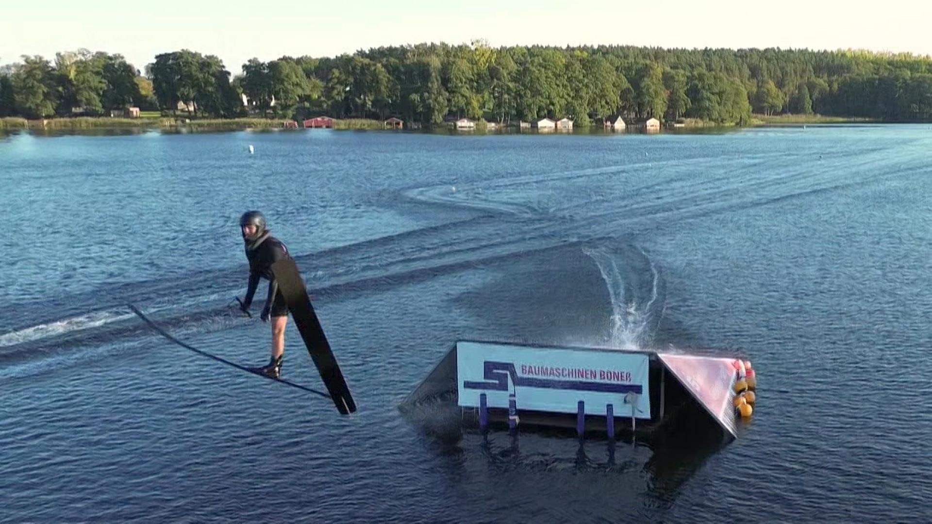 Wasserskispringer aus drei Ländern auf Haussee in Feldberg