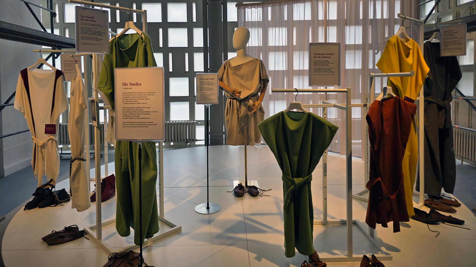 Handarbeit statt Fast Fashion: Schau über antike Mode in Hannover