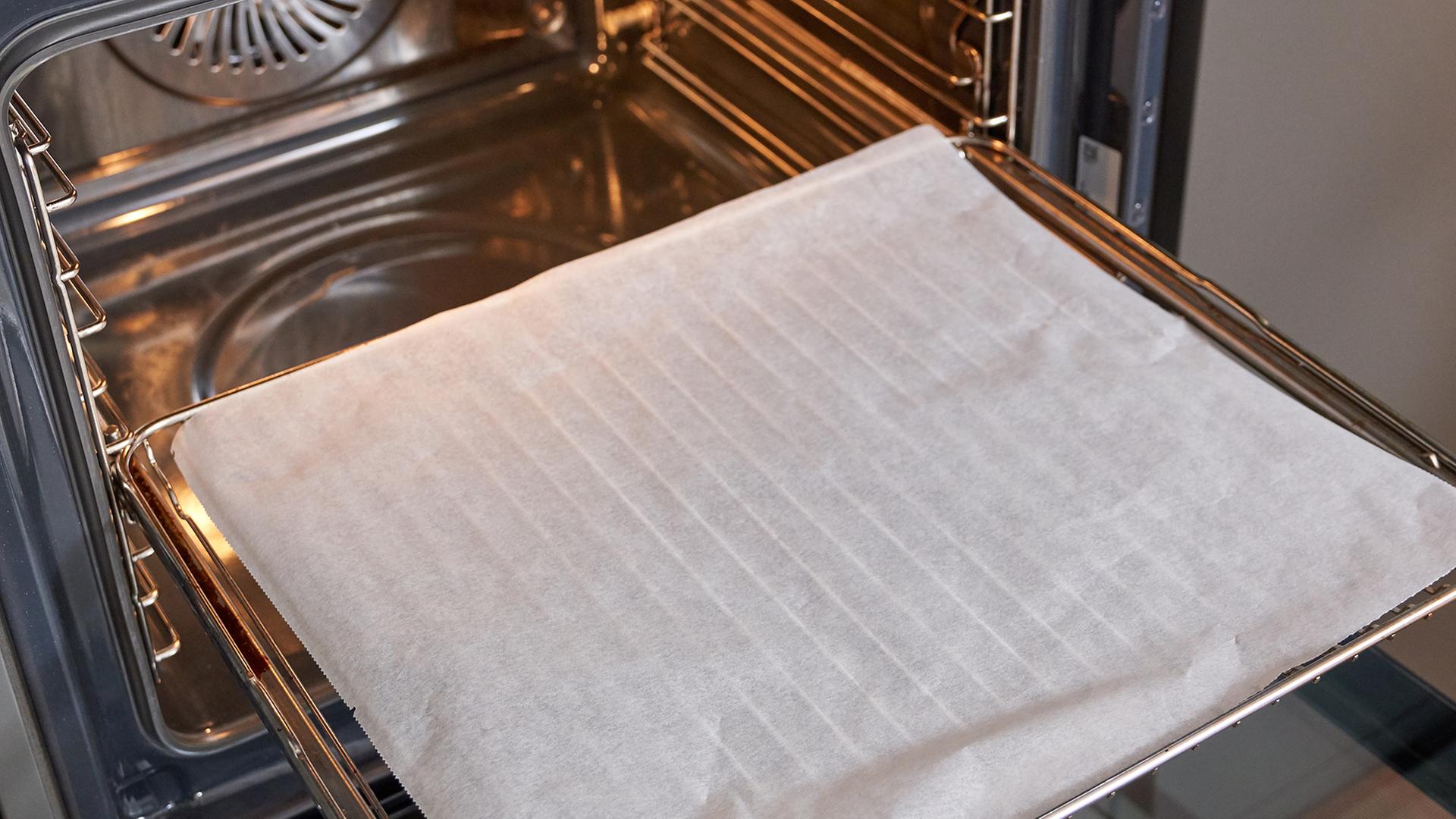 Backpapier liegt auf einem Rost im offenen Backofen. | Colourbox, ADDICTIVE STOCK CREATIVES