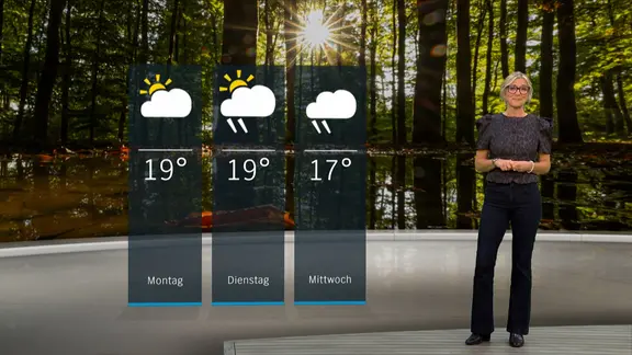 NDR Schleswig-Holstein Moderatorin Meike von der Goltz im Studio mit der Wettervorhersage.