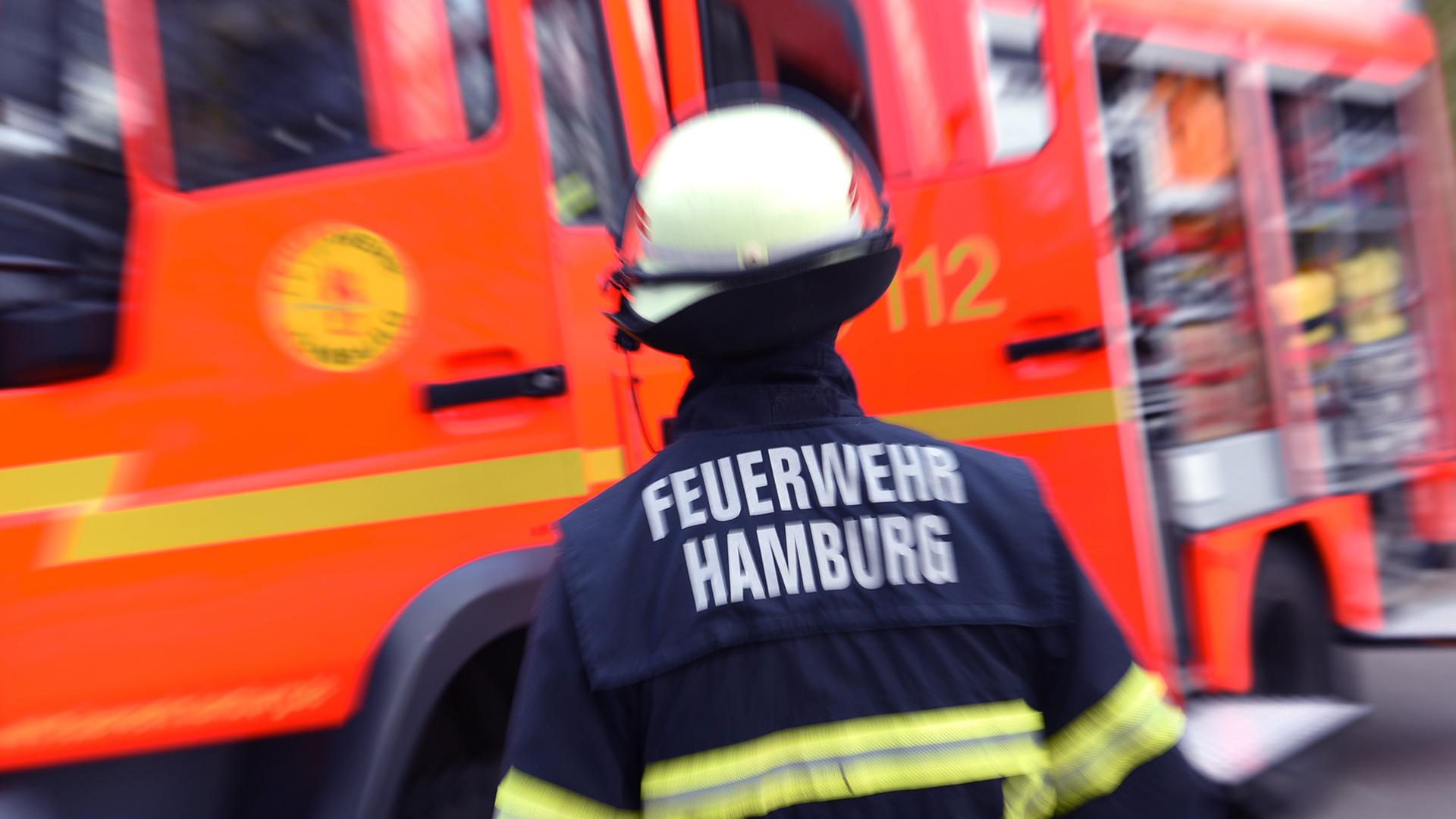 Brand in Hamburg-Harburg: Feuerwehr birgt Leiche aus Keller