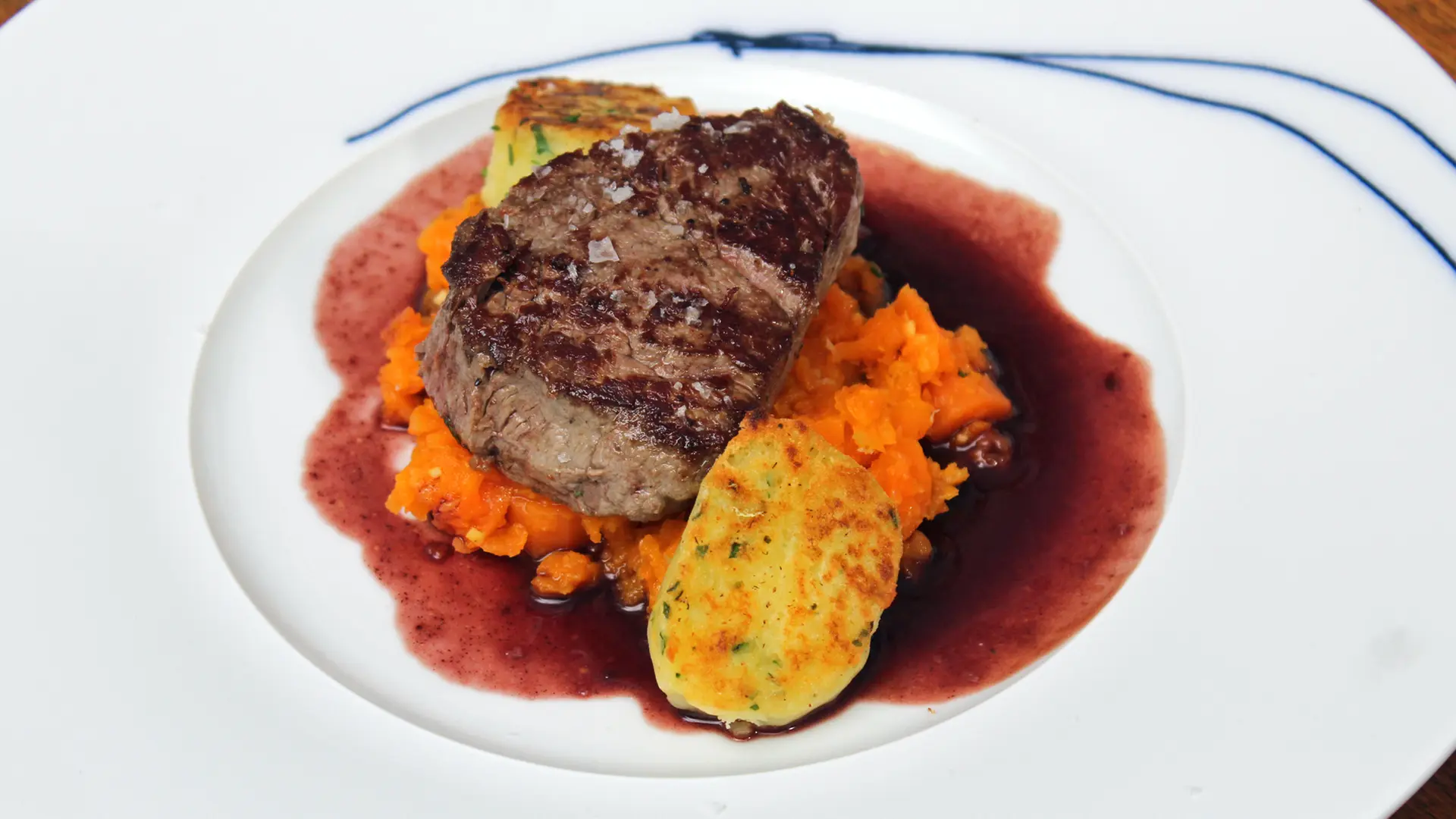 Rinderfilet mit Rotwein-Soße, Möhren und Kartoffelplätzchen | ndr.de Rinderfilet mit Rotwein-Soße, Möhren und Kartoffelplätzchen | ndr.de