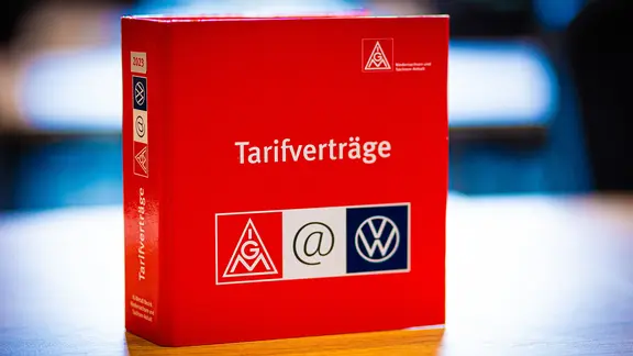 Ein Ordner mit der Aufschrift "Tarifverträge" steht vor Beginn der fünften Tarifverhandlung von Volkswagen und IG Metall auf einem Tisch.