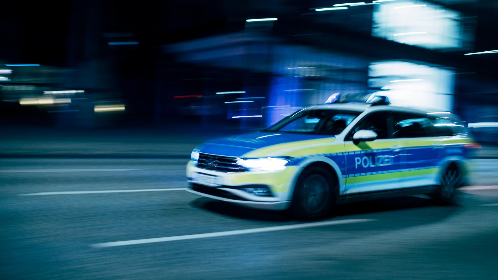 Streifenwagen in schneller Fahrt | Julius Matuschik