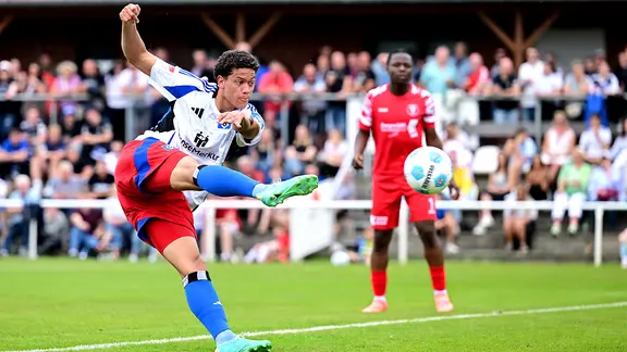 Andras Nemeth vom Hamburger SV beim Torschuss 
