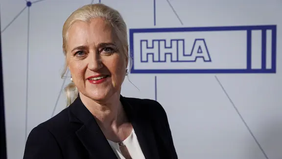 HHLA-Chefin Angela Titzrath bei einer Pressekonferenz