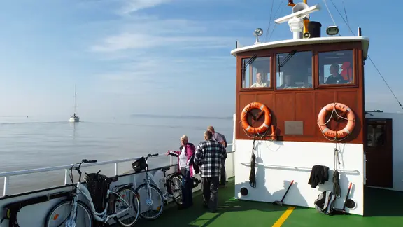 Radfahrer auf der Ems-Fähre auf der Fahrt von Ditzum nach Petkum | www.ostfriesland.de Radfahrer auf der Ems-Fähre auf der Fahrt von Ditzum nach Petkum