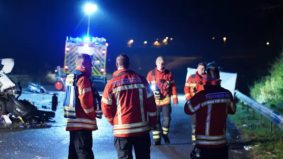 Feuerwehrleute im nächtlichen Einsatz