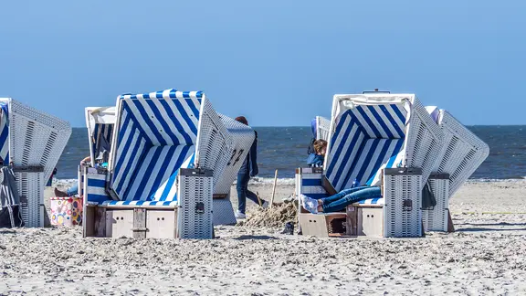 Weiße Strandkörbe am Strand von St. Peter Ording