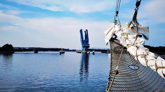 Der Blick vom Segelschiff "Weiße Düne" auf die Peenebrücke in Wolgast.
