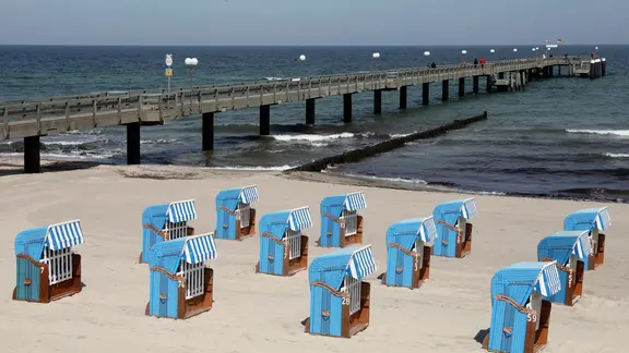 Strandkörbe in Kühlungsborn | dpa-Bildfunk, Bernd Wüstneck Strandkörbe in Kühlungsborn