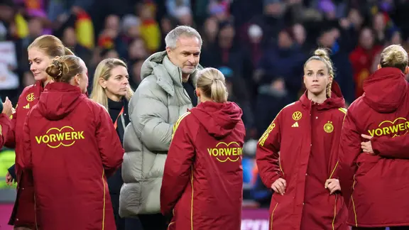 Frauen-Bundestrainer Christian Wück mit seiner Mannschaft | IMAGO/Fotostand / Fantini Frauen-Bundestrainer Christian Wück mit seiner Mannschaft