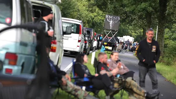 Wacken: Metal-Fans stehen mit ihren Fahrzeugen im Anreisestau.