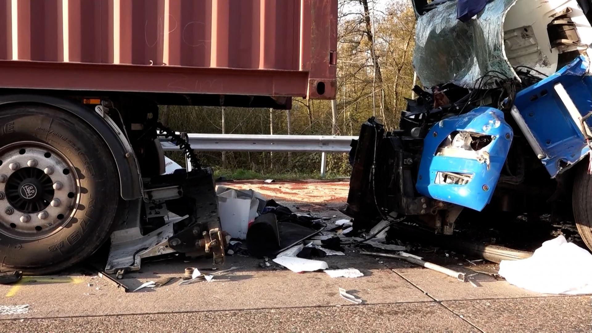 Zwei Lkw stehen nach einem Unfall auf der A1. | TeleNewsNetwork